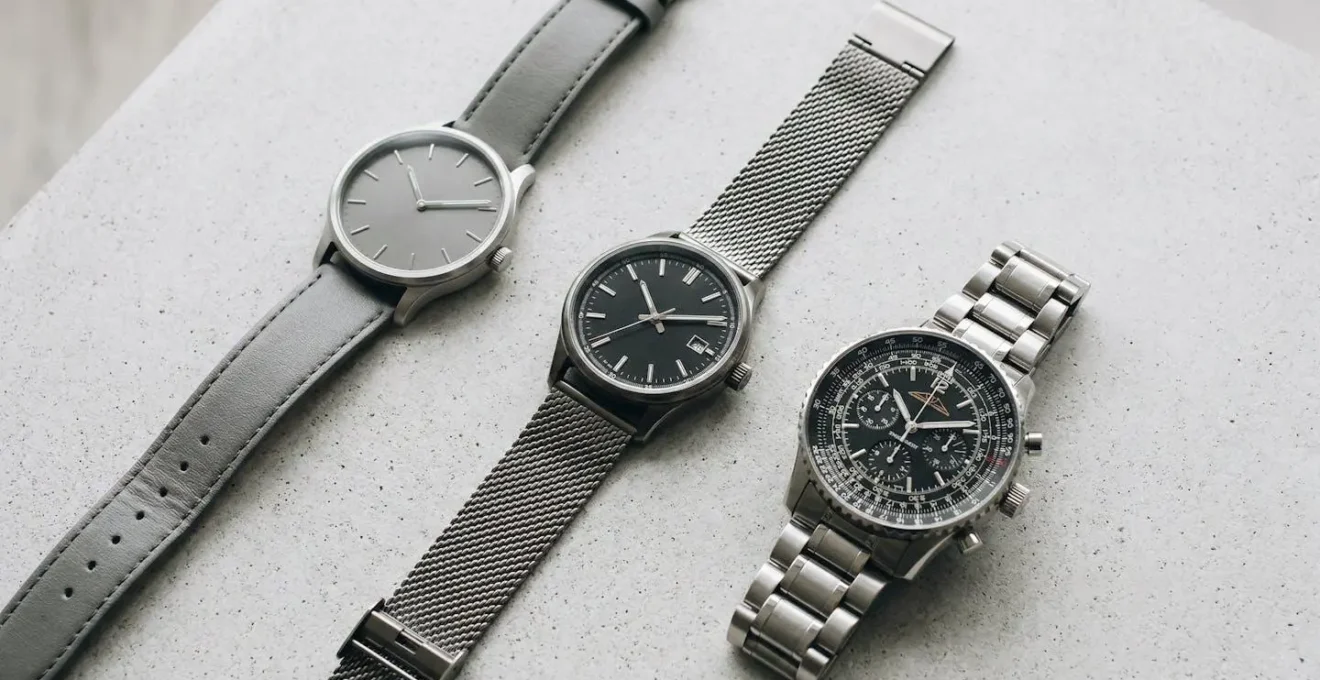 Comparaison visuelle de cadrans de montres du plus épuré au plus chargé