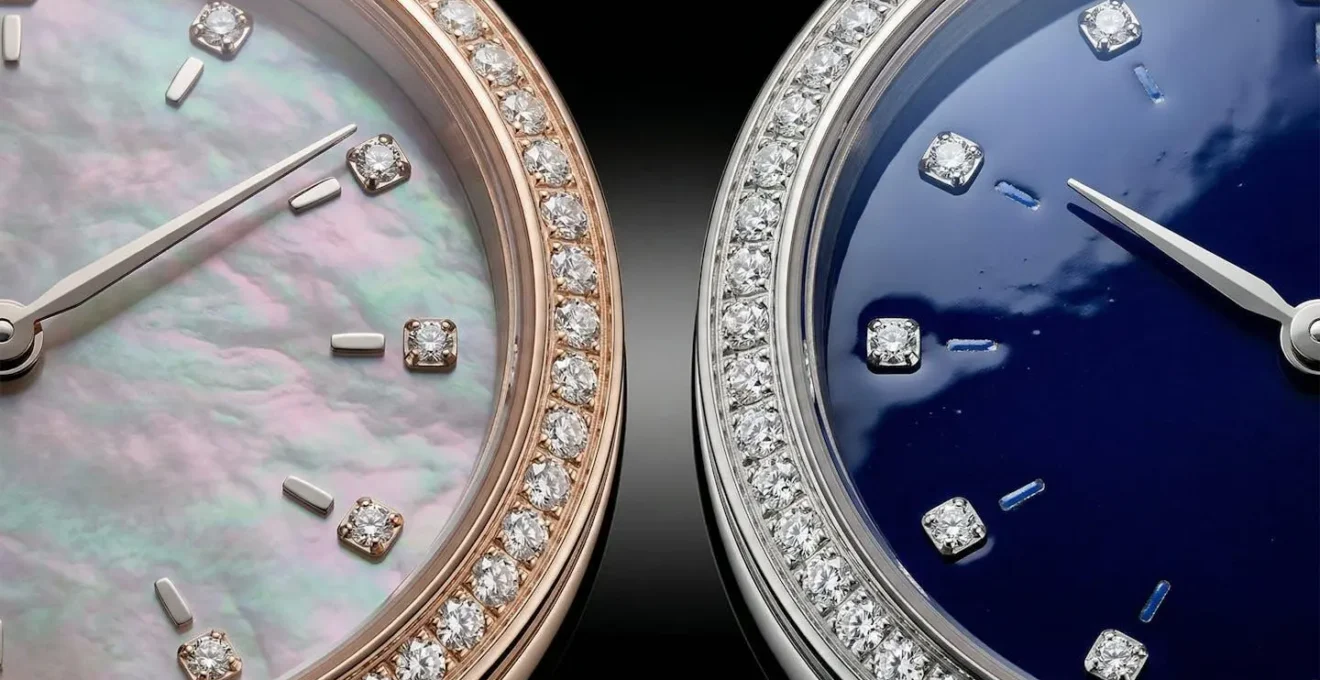 Comparaison côte à côte d'un fond de cadran en nacre iridescente et d'un émail grand feu avec diamants sertis