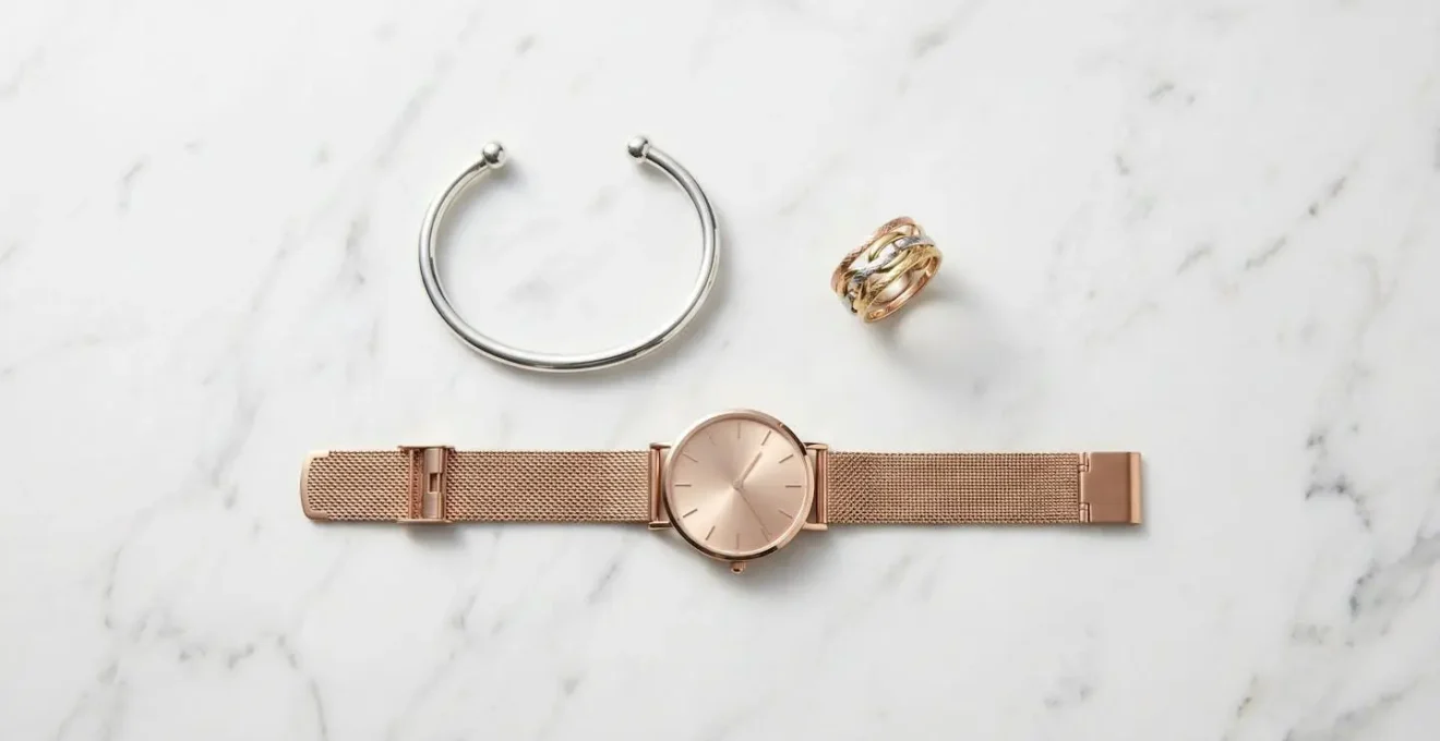 Composition harmonieuse de bijoux en or rose et argent créant un ensemble élégant