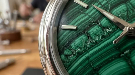 Montre de luxe avec cadran en pierre dure naturelle vue en macro avec détails des veines et textures