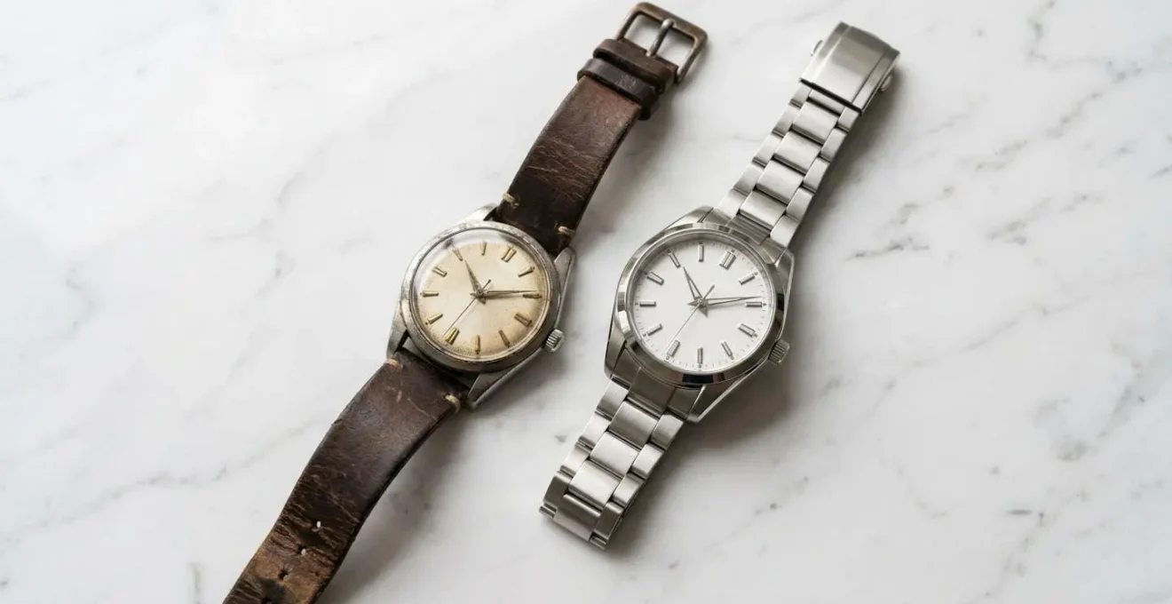 Composition minimaliste montrant deux montres côte à côte dans un environnement épuré