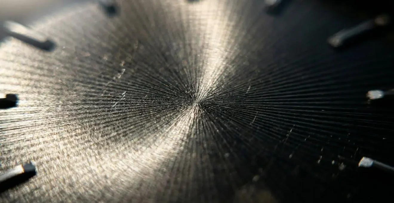 Vue macro d'un détail de cadran de montre avec jeux de lumière