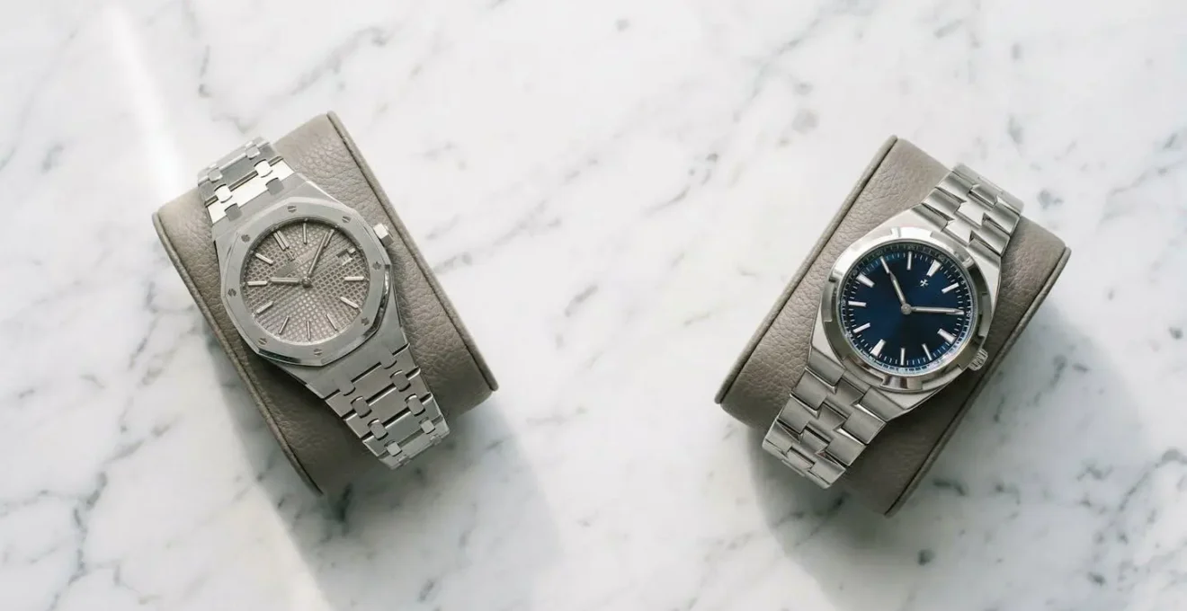 Comparaison visuelle entre deux montres sport-luxe iconiques sur fond épuré