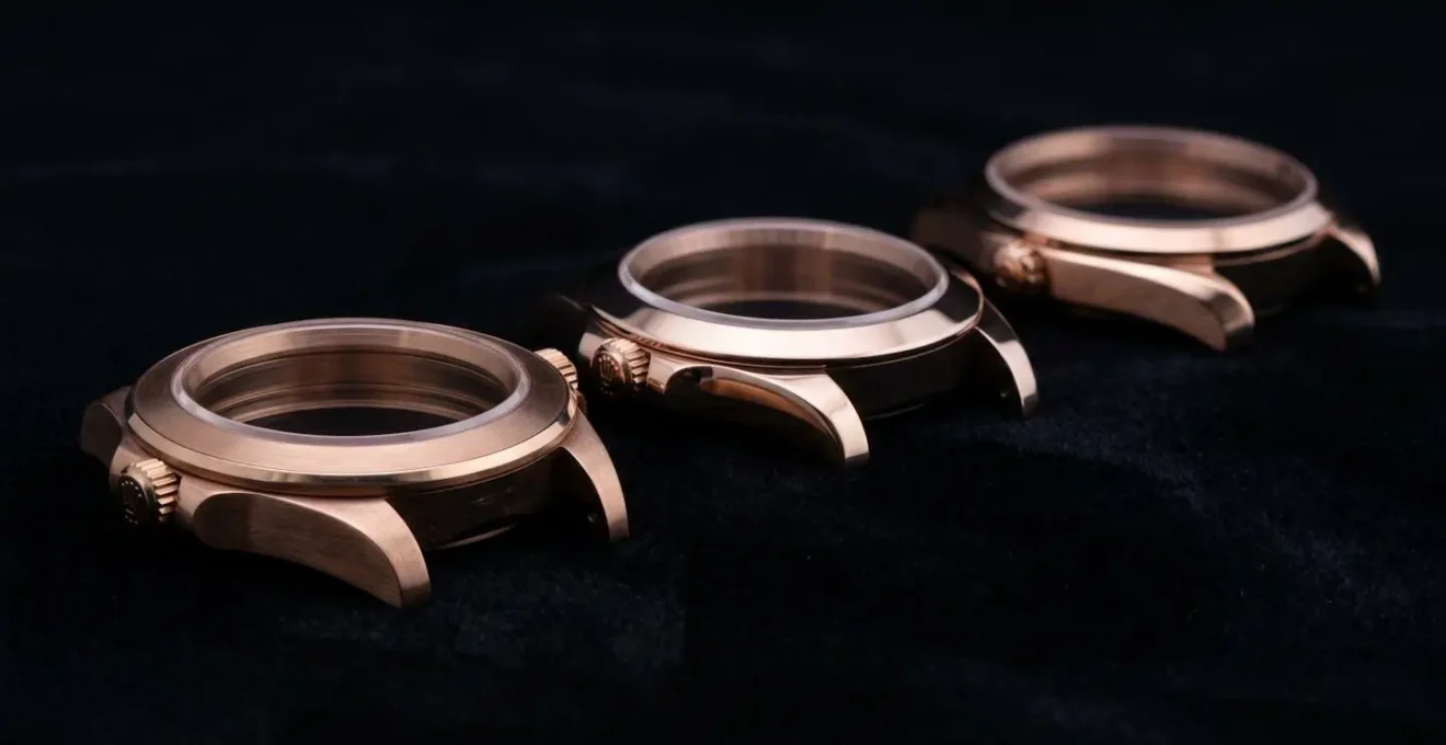 Comparaison visuelle des nuances d'or rose propriétaires Everose et Sedna Gold